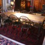 Table contemporaine réalisée à partir d'un très vieux plateau de hêtre posé sur un piétement neuf en fer forgé massif à section carrée.
