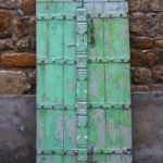Ancienne porte indienne avec son palimpseste de couches de peinture. Une superposition de couleurs (vert et gris violet) qui lui confèrent une allure de tableau contemporain.