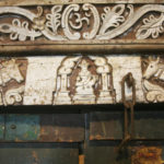 Détail du linteau est sculpté avec des motifs ornementaux et animaliers