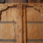 Porte ancienne XIXe siècle, Rajasthan, Inde. En teck doré. Cette porte présente la particularité d'être très étroite.
