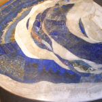 "Vague" détail du plateau: lapis-lazuli avec ses inclusions d'or et travertin