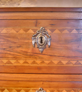 Dauphiné, fin XVIIIe, commode Directoire de petites dimensions, en noyer doré et marqueterie de bois indigènes, détail de l'entrée de serrure