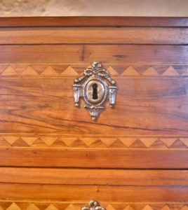 Dauphiné, fin XVIIIe, commode Directoire de petites dimensions, en noyer doré et marqueterie de bois indigènes, détail de l'entrée de serrure