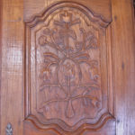 détail des portes richement sculptées.