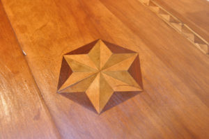 noyer doré et et filets à décoration géométrique en marqueterie marqueterie