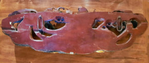 l'arrière de la sculpture peint en ocre rouge